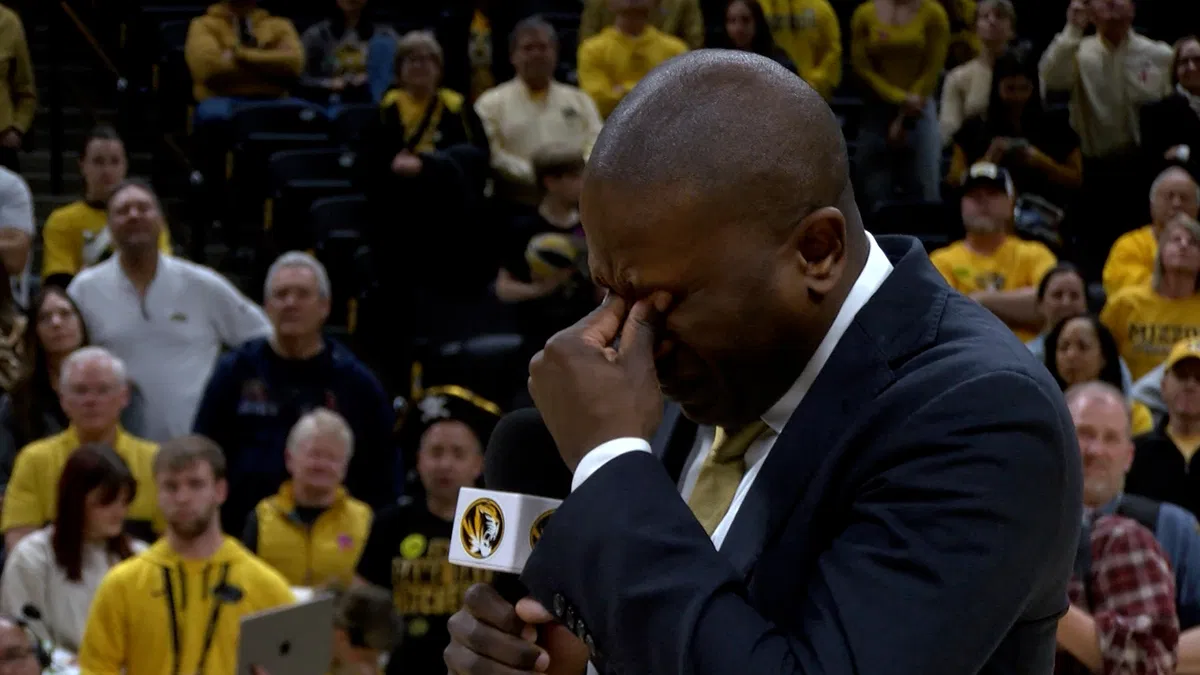 REPORT: Emotional Scene as Dennis Gates Fights Back Tears After Missouri’s NCAA Heartbreak